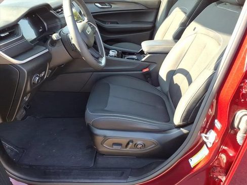 Used 2023 Jeep Grand Cherokee Laredo w/ Luxury Tech Group I AWD/4WD image 12