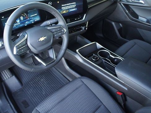 New 2026 Chevrolet Equinox LT w/ Convenience Package II image 2