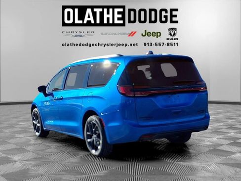 New 2026 Chrysler Pacifica Limited image 3