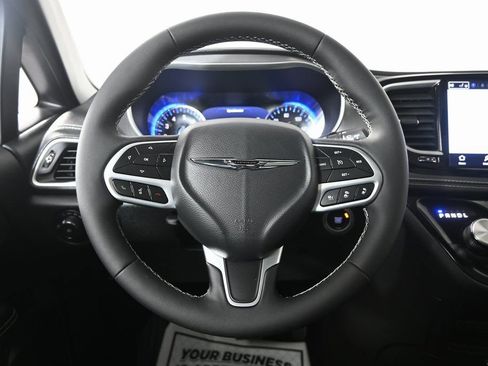 Used 2025 Chrysler Pacifica Select FWD image 33
