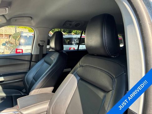 Used 2022 Ford Explorer XLT w/ Equipment Group 202A AWD/4WD image 9
