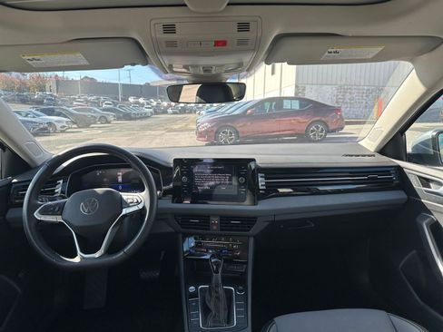 Used 2025 Volkswagen Jetta SE image 32