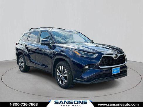 Certified 2025 Toyota Highlander XLE AWD/4WD image 1