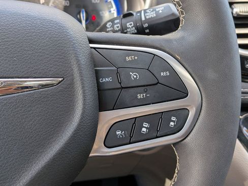 Used 2024 Chrysler Pacifica Touring-L AWD/4WD image 22