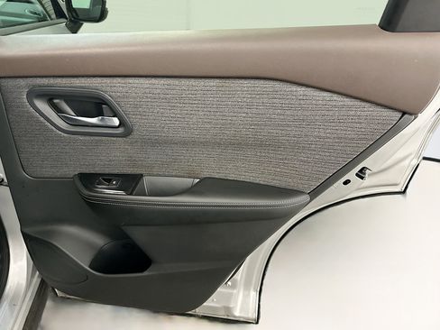 Used 2023 Nissan Rogue SV image 30