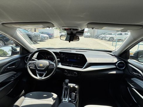 Used 2025 Chevrolet Trax LT w/ LT Convenience Package FWD image 33