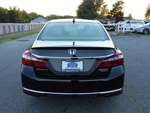 Used 2017 Honda Accord Touring image 6