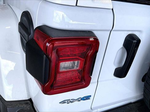Used 2022 Jeep Wrangler Unlimited Sahara AWD/4WD image 13