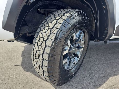 Used 2018 Toyota Tacoma TRD Off-Road image 33