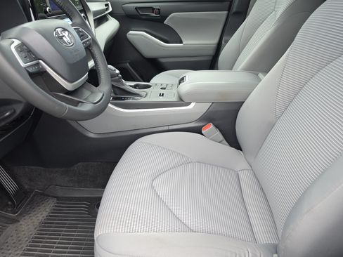 Used 2023 Toyota Highlander LE FWD image 9