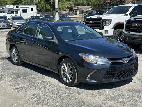 Used 2017 Toyota Camry SE image 10
