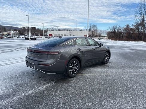 Used 2023 Toyota Crown XLE image 5