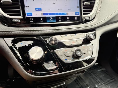 New 2026 Chrysler Pacifica Select AWD/4WD image 29