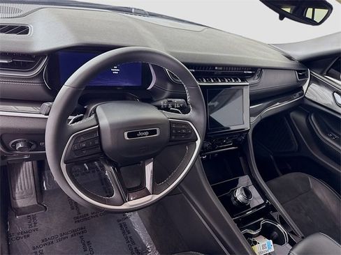 Used 2023 Jeep Grand Cherokee L Laredo image 9