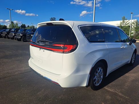 New 2026 Chrysler Pacifica Select FWD image 3