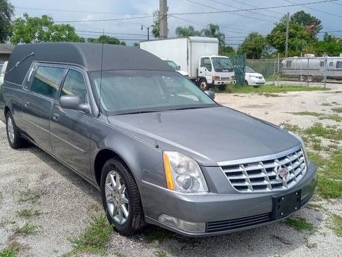 Used 2011 Cadillac DTS Limousine image 4