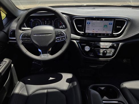 New 2027 Chrysler Pacifica Select w/ Family Tech Group AWD/4WD image 9