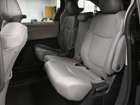 Used 2024 Toyota Sienna XLE FWD image 21