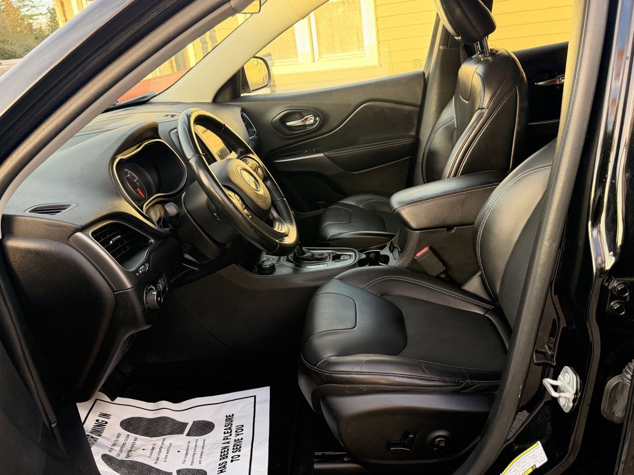 Used 2019 Jeep Cherokee Latitude Plus AWD/4WD image 17