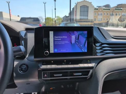 Used 2025 Toyota Camry SE image 19