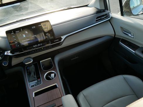 Used 2024 Toyota Sienna XLE image 11