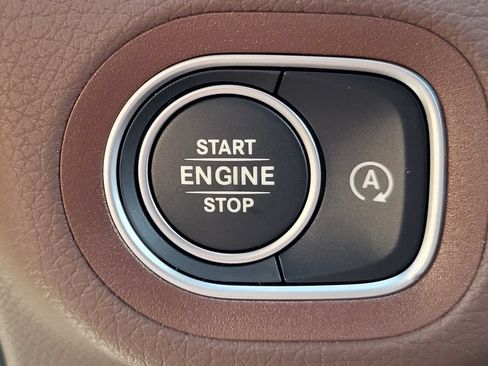 Used 2025 Mercedes-Benz GLS 450 4MATIC image 31