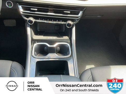 Used 2025 Chevrolet Traverse LT FWD image 24