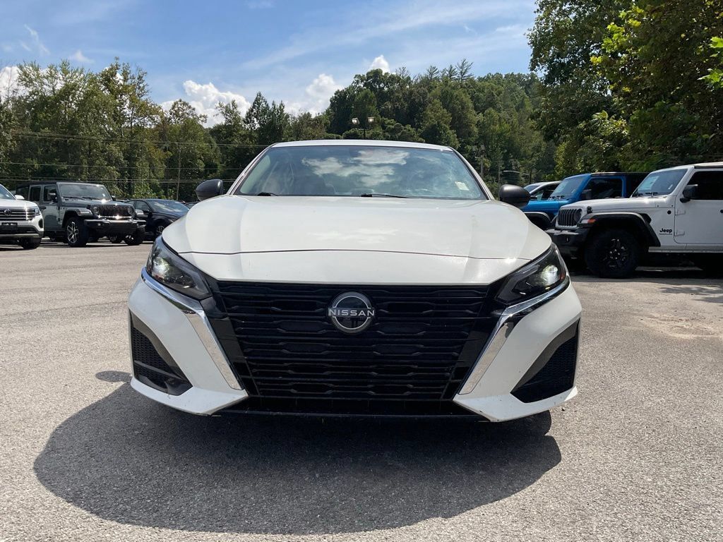 Used 2025 Nissan Altima 2.5 SV FWD image 2