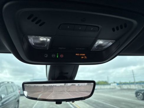 Used 2023 Chevrolet Traverse LT image 6