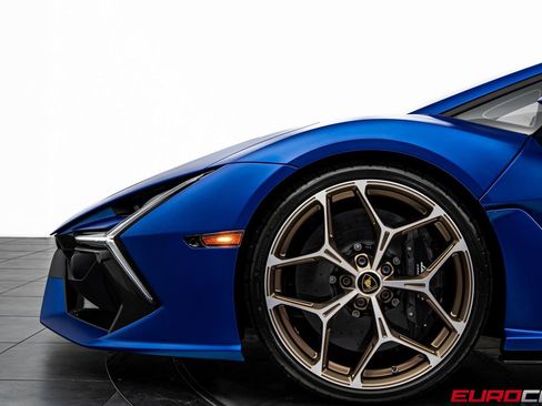 Used 2025 Lamborghini Revuelto image 17