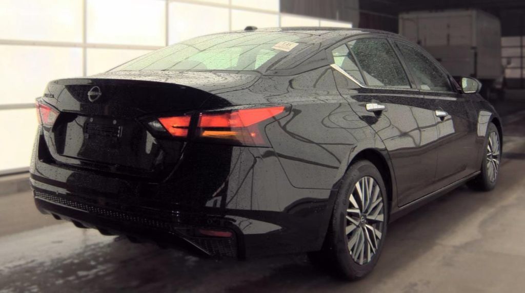 Used 2025 Nissan Altima 2.5 SV FWD image 3