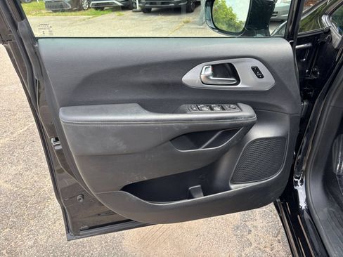 Used 2025 Chrysler Pacifica Limited FWD image 18