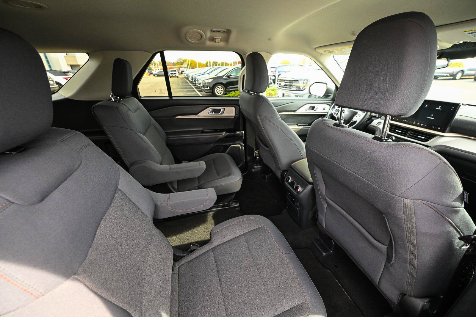 Used 2025 Ford Explorer Active AWD/4WD image 37