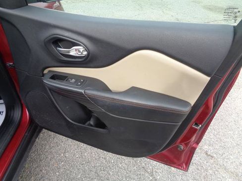 Used 2017 Jeep Cherokee Limited image 23