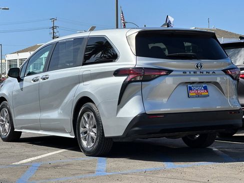 Used 2022 Toyota Sienna XLE image 6