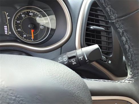 Used 2017 Jeep Cherokee Latitude w/ Cold Weather Group image 22