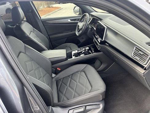 Used 2024 Volkswagen Atlas Cross Sport SE image 16