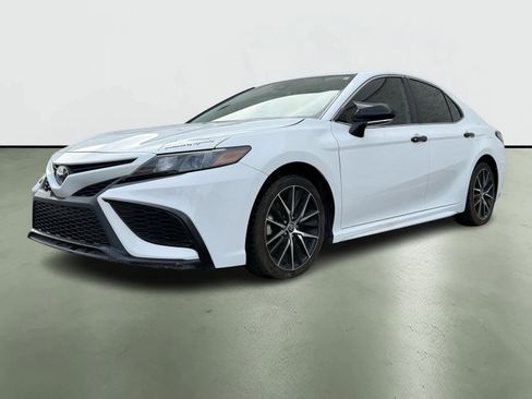 Used 2023 Toyota Camry SE image 2