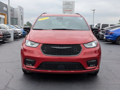 Used 2025 Chrysler Pacifica Limited FWD image 2
