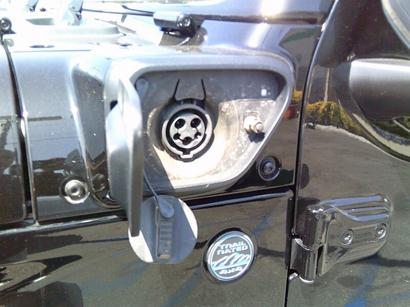 Used 2023 Jeep Wrangler Unlimited Sahara AWD/4WD image 19