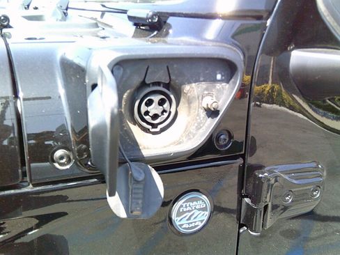 Used 2023 Jeep Wrangler Unlimited Sahara AWD/4WD image 19