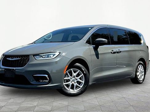 Used 2023 Chrysler Pacifica Touring-L FWD image 1
