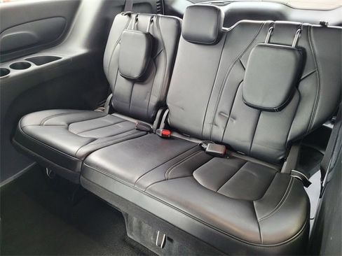Certified 2025 Chrysler Pacifica Select image 18