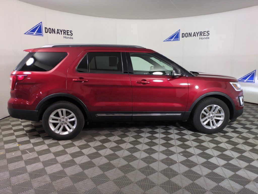 Used 2017 Ford Explorer XLT w/ Equipment Group 201A FWD image 8
