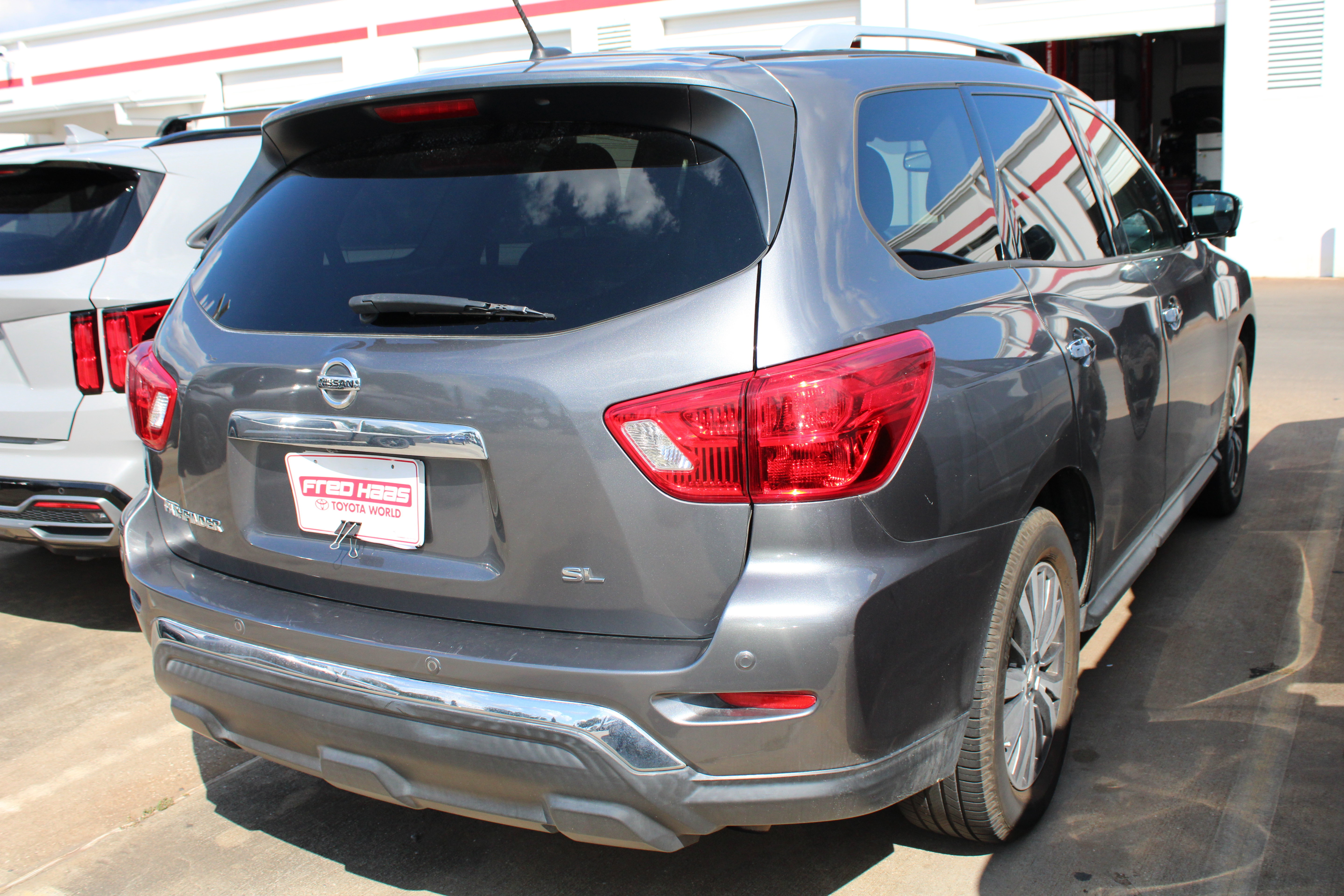 Used 2017 Nissan Pathfinder SL FWD image 9
