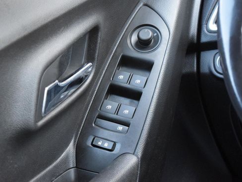 Used 2019 Chevrolet Trax LT w/ LT Convenience Package FWD image 17