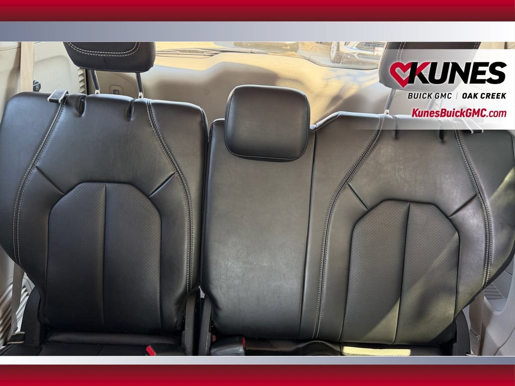 Used 2024 Chrysler Pacifica Touring-L FWD image 32