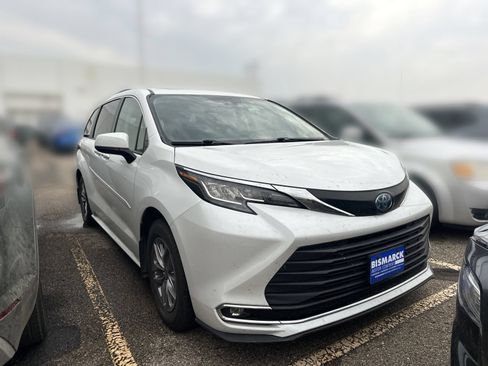 Used 2022 Toyota Sienna XLE w/ XLE Plus Package AWD/4WD image 2