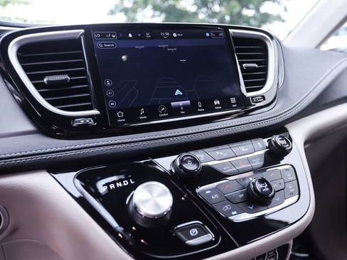 Used 2022 Chrysler Pacifica Touring-L w/ Uconnect Theater Family Group FWD image 32