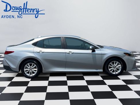 Used 2025 Toyota Camry SE FWD image 6